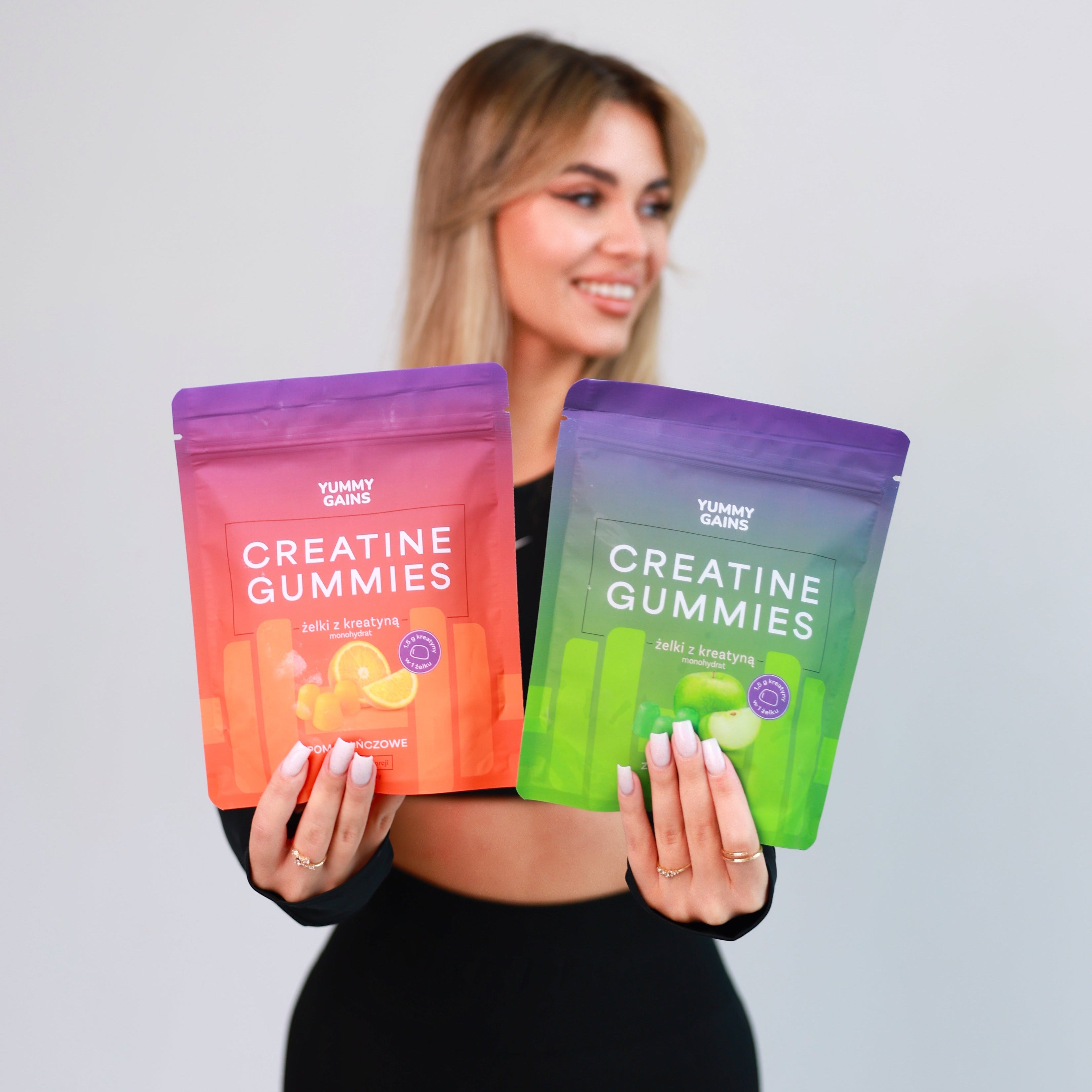 Dziewczyna trzymająca dwie paczki żelek yummy gains