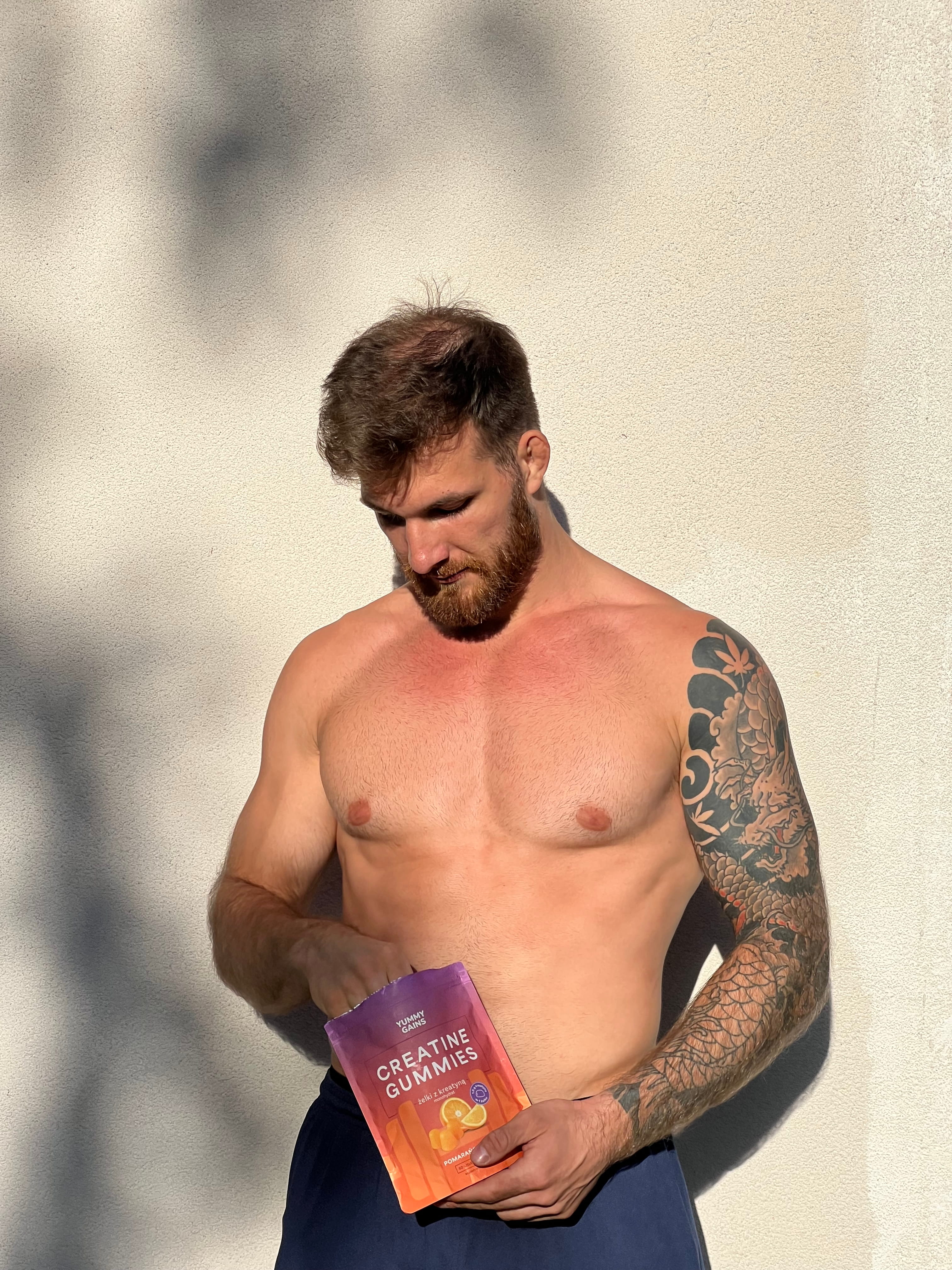 mężczyzna trzymający paczke YummyGains