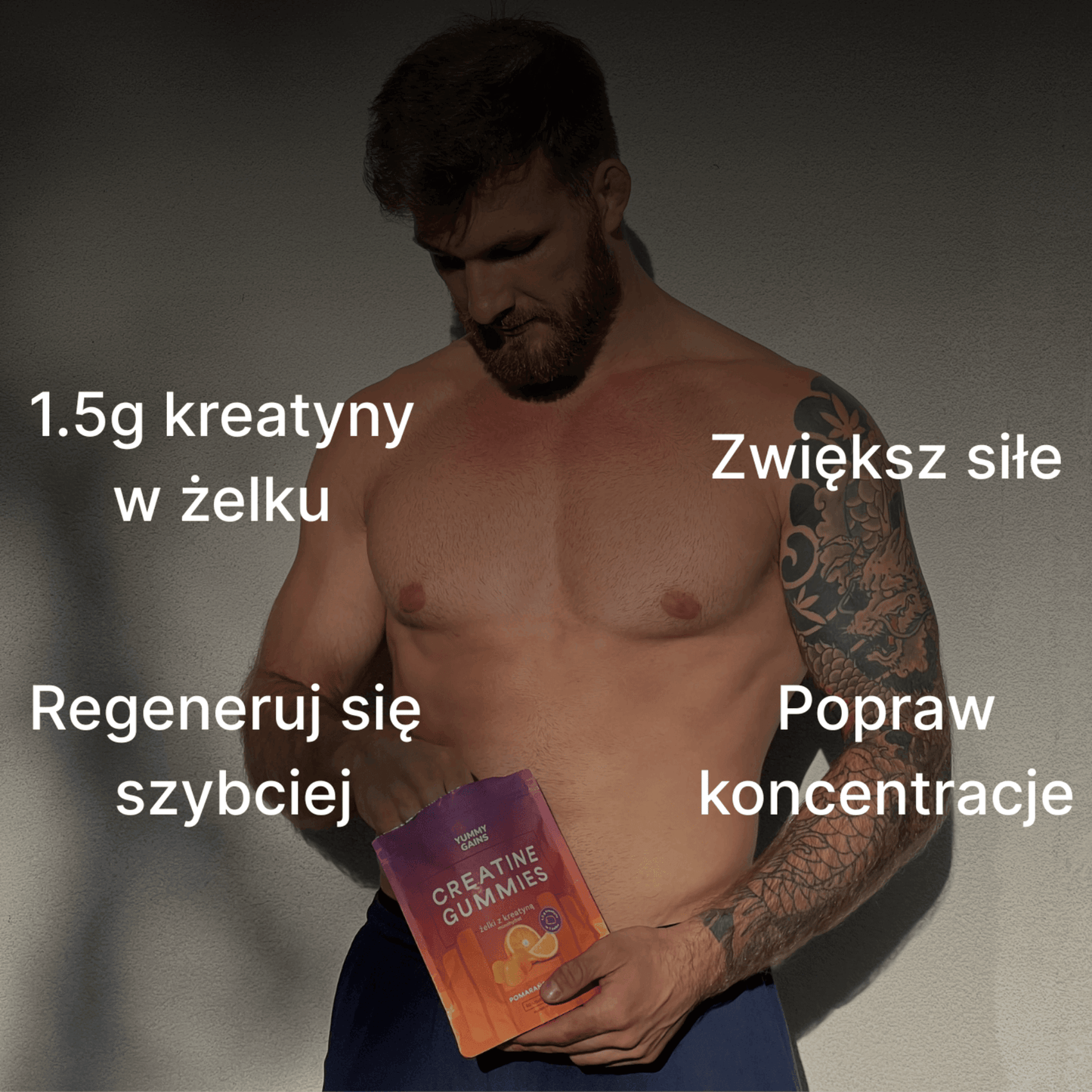 Mężczyzna z opakowaniem kreatyny w żelkach Yummy Gains – siła, regeneracja i koncentracja
