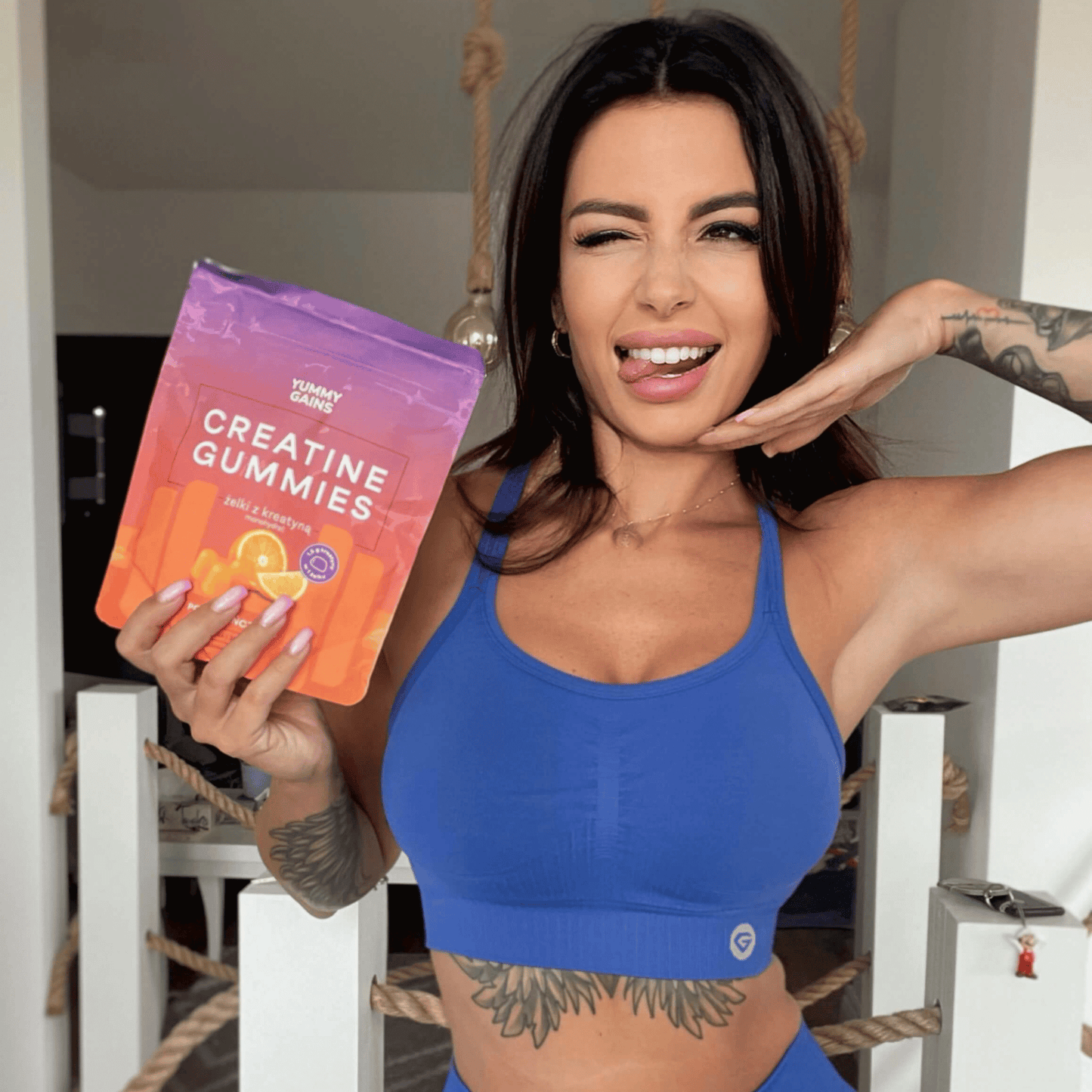 modelka trzymająca paczkę żelek